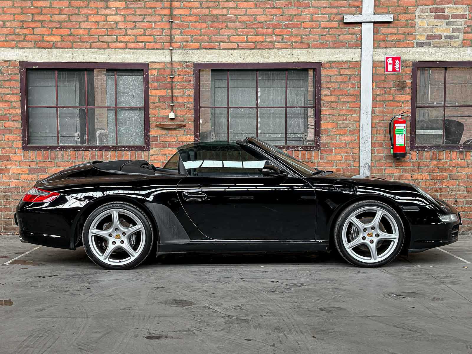 Porsche 911 Carrera Cabriolet 997 3.6 325pk 2005 handgeschakeld -Youngtimer-