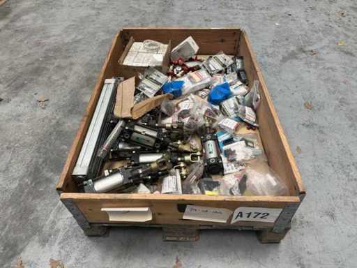 Partia części pneumatycznych (w tym sprzęgi, cylindry pneumatyczne, manometry i zawory)