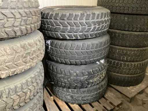 Trupa de Anul Bun (4x)