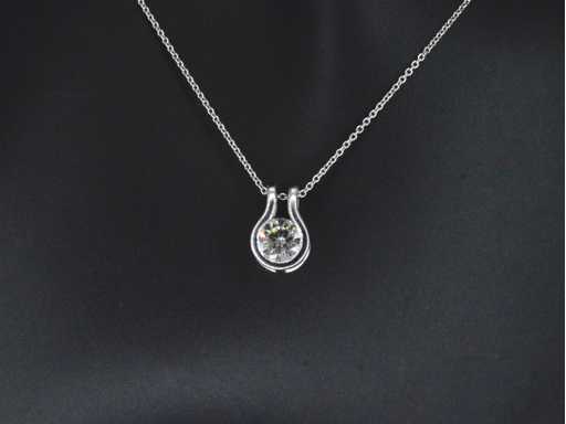 Pendentif solitaire avec un diamant naturel taille brillante