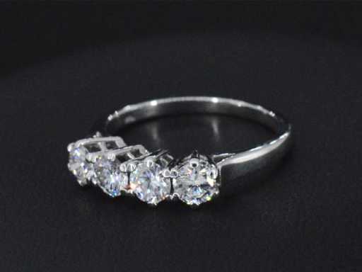 Witgouden ring met diamanten