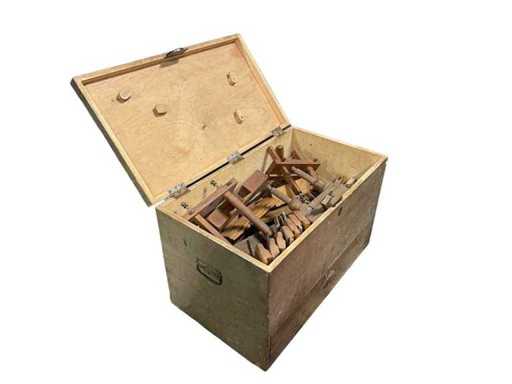 Scatola per falegnameria con attrezzi
