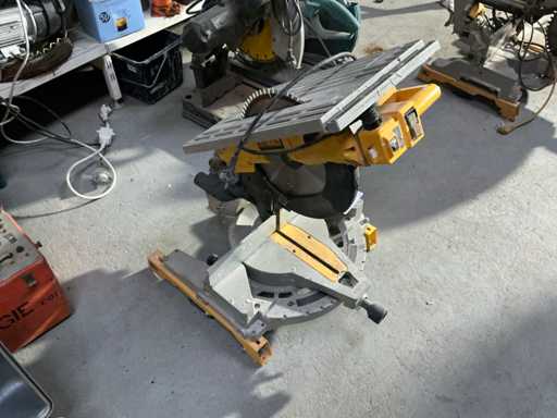 DeWalt D27113 Gehrung / Gehrungssäge