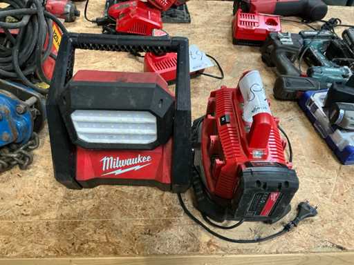 2022 Milwaukee M1418C6/M18HOAL Multicharger und Akkulose Arbeitsleuchte