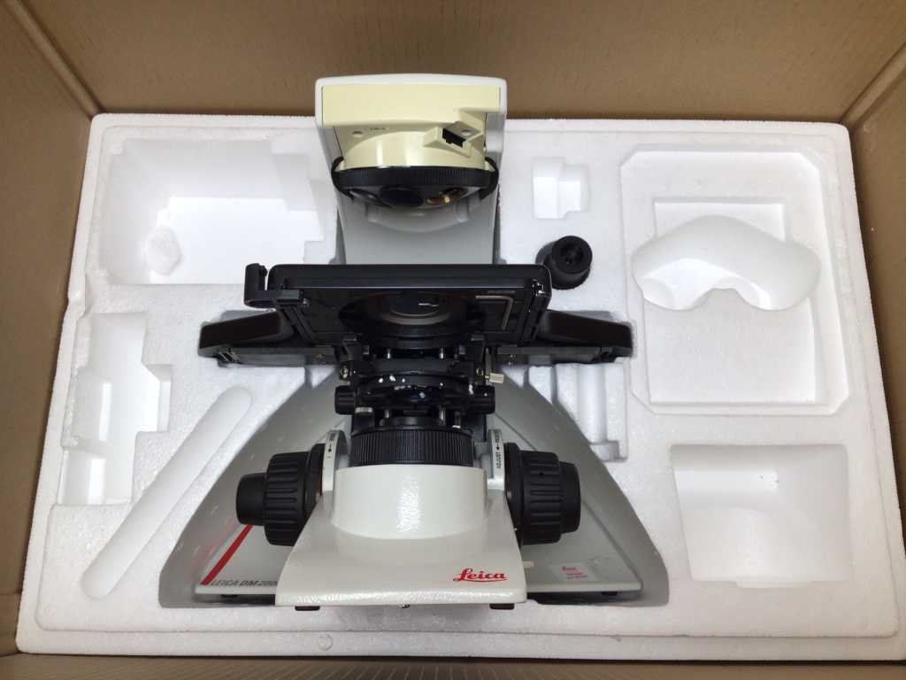 Leica DM 2000 Microscope