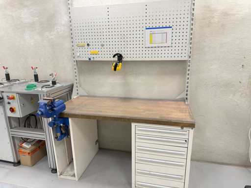   Établi avec contenu