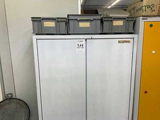 Metallschrank mit Inhalt