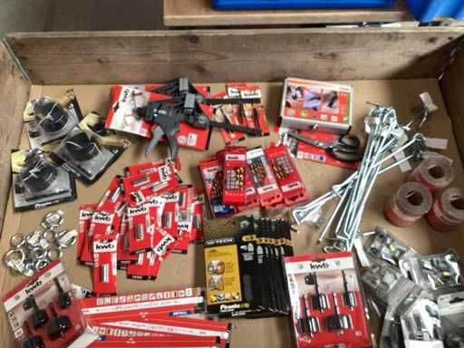 KWB mischt Loswerkzeuge und Zubehör (92x)