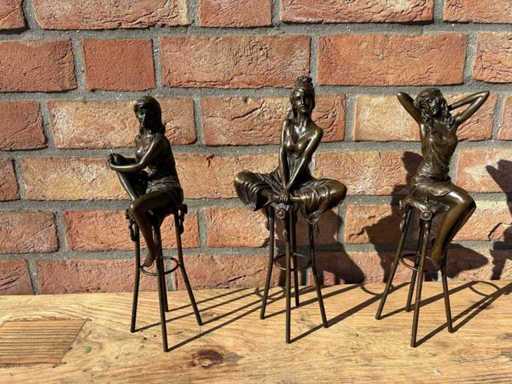 Scultura donna in bronzo sullo sgabello (3 volte)