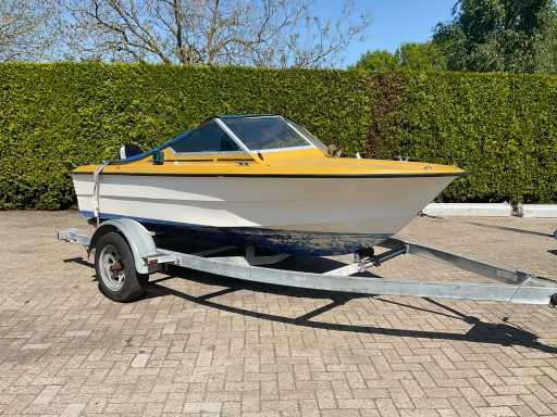 Speedboot op trailer