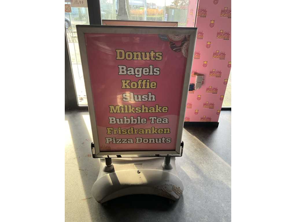 Diverse winkelbenodigdheden get. Royal Donuts