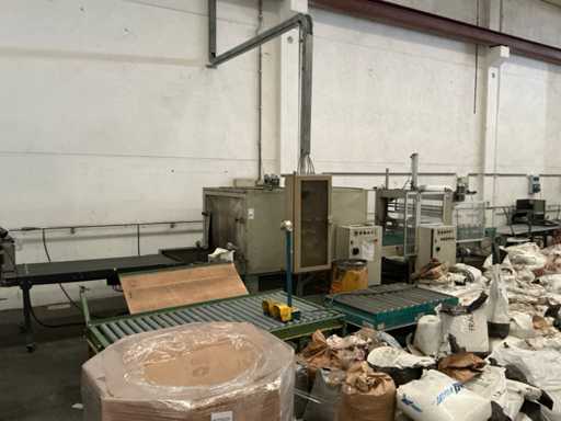 Linea di imballaggio termoretraibile comprensiva di tappeti