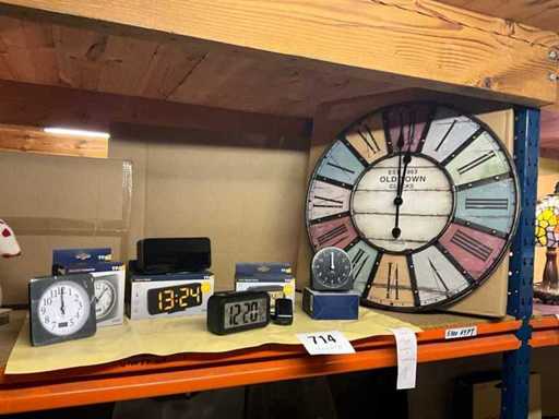 Various alarm clock and clock radios (4x) + clock