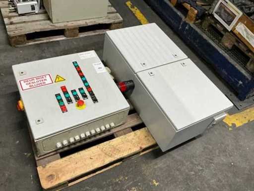 Schakelkast met inhoud (2x)