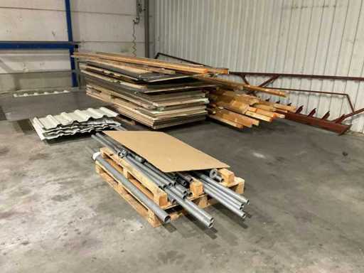Verschiedene Holzbalken, Platten und Stahlrohre