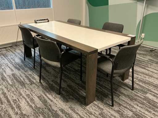 Vergadertafel met stoelen