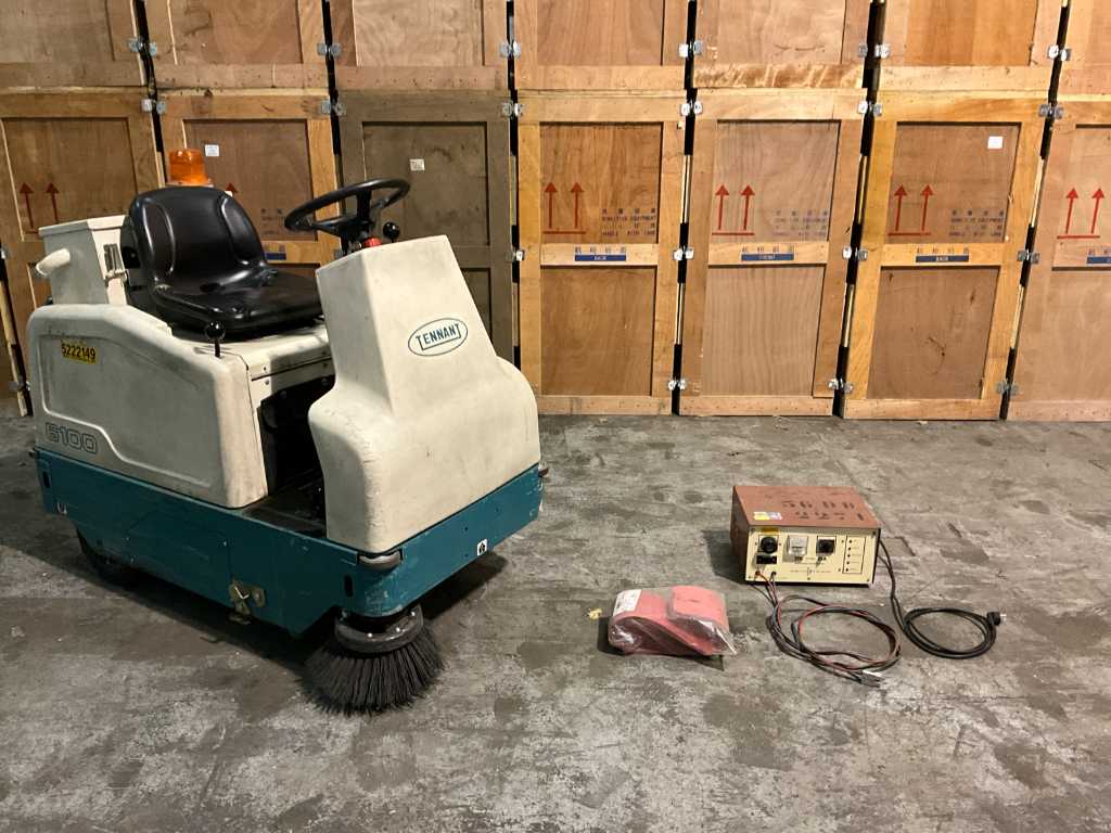 Tennant 6100 Vacuum sweeper working width: 100cm