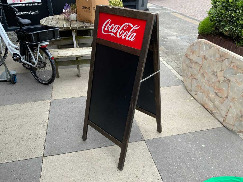 Coca Cola - Cartello sul marciapiede