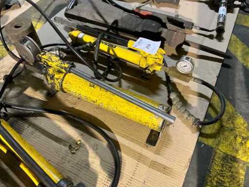 Pompe hydraulique manuelle Enerpac (2x)