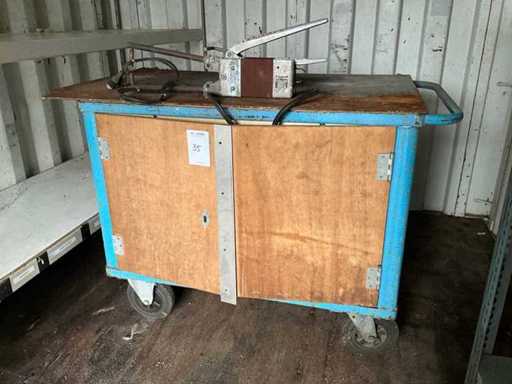 Banc de lucru cu mașină de sudură prin puncte