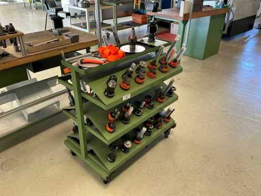 Mobiles lagergestell mit zerspanungswerkzeuge und aufnahmen (60x)