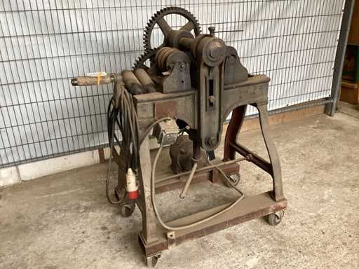 Maszyna do gięcia profili