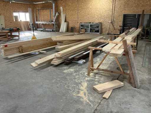 Partij diverse houten balken en planken