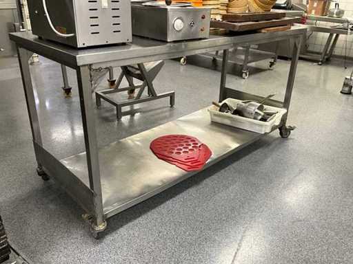 Masă de lucru din oțel inoxidabil (mobilă)