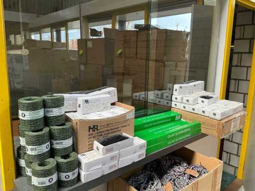 Partij diverse bloemisterij artikelen (85x)