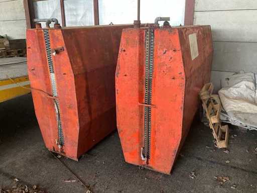 Oil tank (2x)