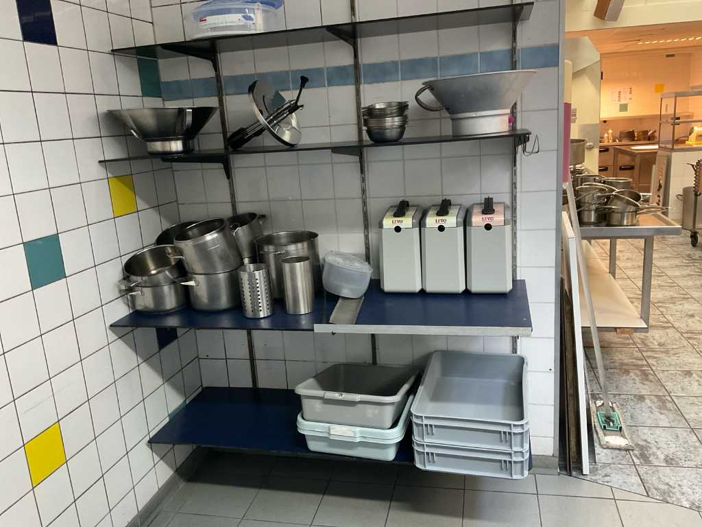 Partia różnych przyborów kuchennych