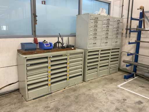 Werkstattkommode mit Inhalt von Bohrern, Werkzeugen und Zubehör (3x)