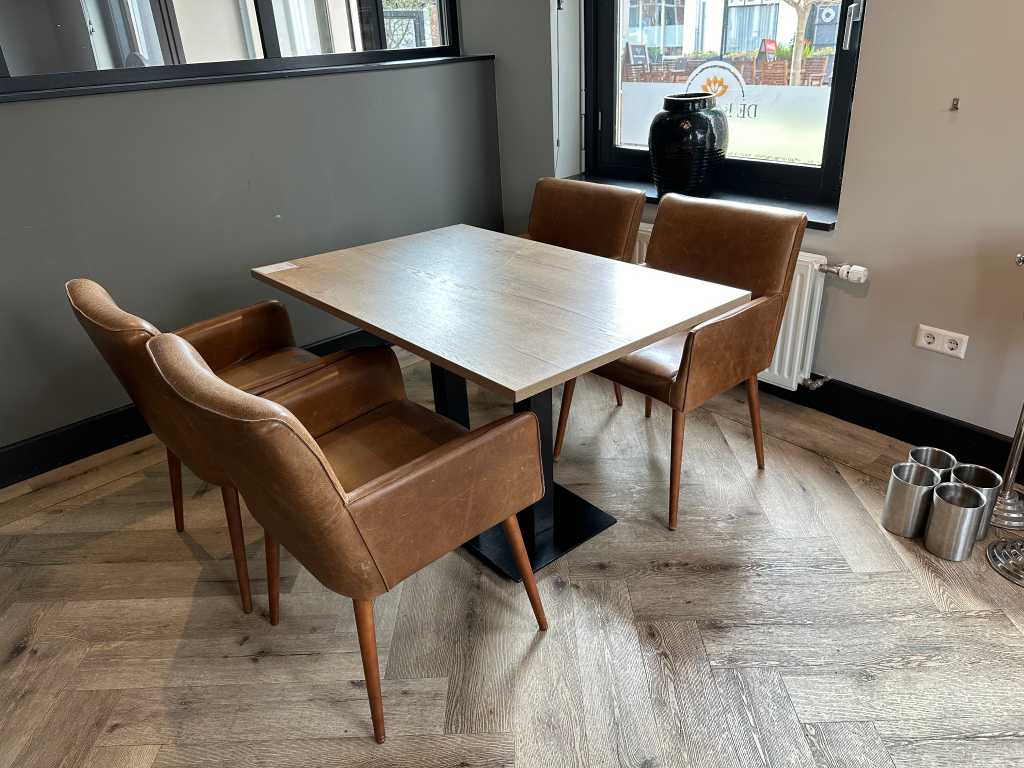 Restauranttafel met 4 lederen fauteuils