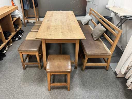 Hutten - Tafel met bank en 5 krukken