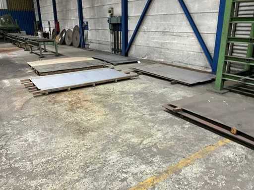 Materiał blachy stalowej o różnych rozmiarach i grubościach (43x)