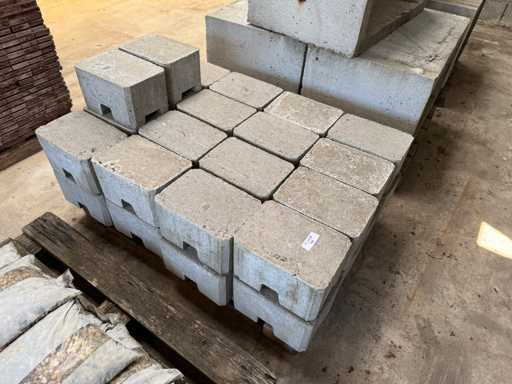 Pieds en béton - Clôture en bois en béton