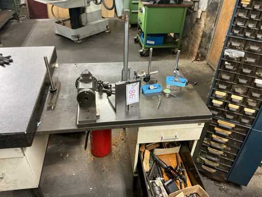 Verschiedene Messmittel, Werkzeuge und Zubehör