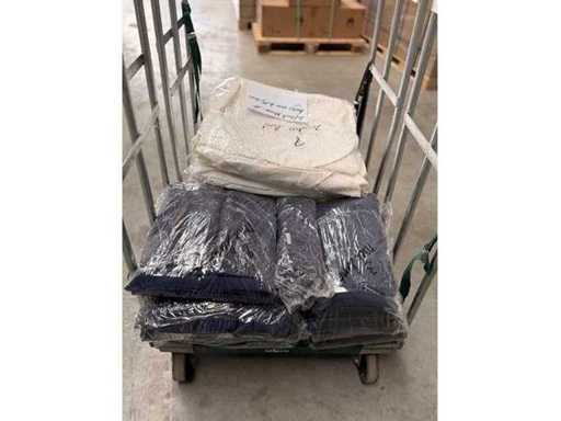 Statafelrok blauw 18x + Hoesjes voor stack chair ecru 55x 