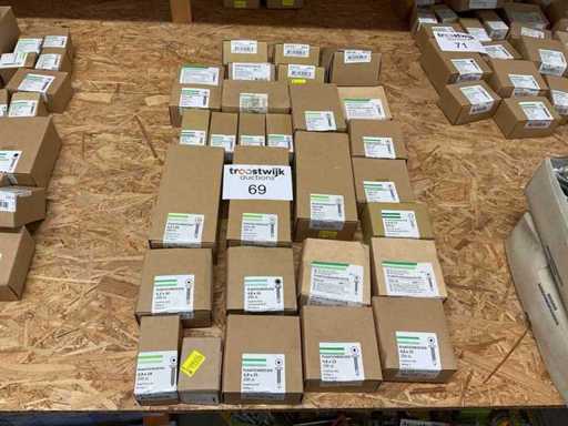 Kisten mit Schrauben und Holzschrauben