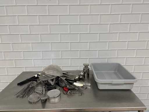 - Fournée d’ustensiles de cuisine avec plateau de préparation