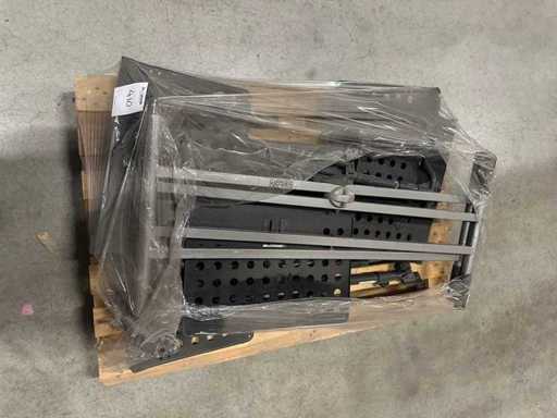 Partij bladmuziek statieven op pallet