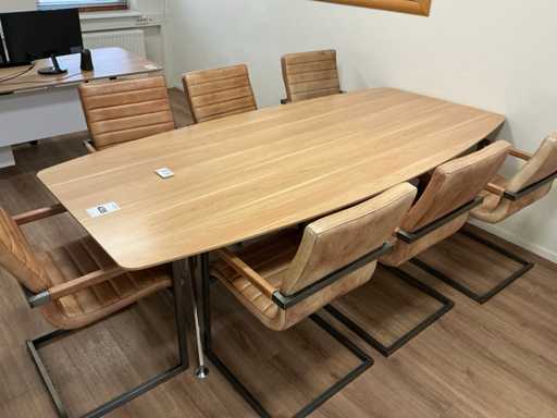 Vergadertafel met stoelen