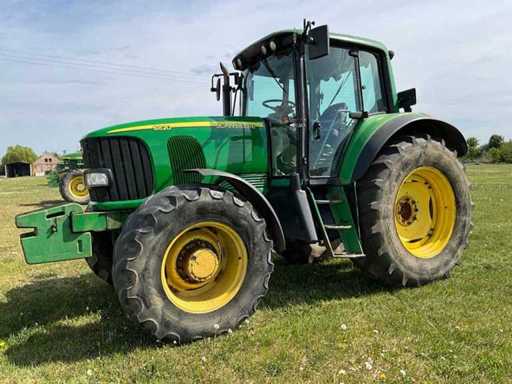 Trattore John Deere 6820 a trazione integrale del 2003