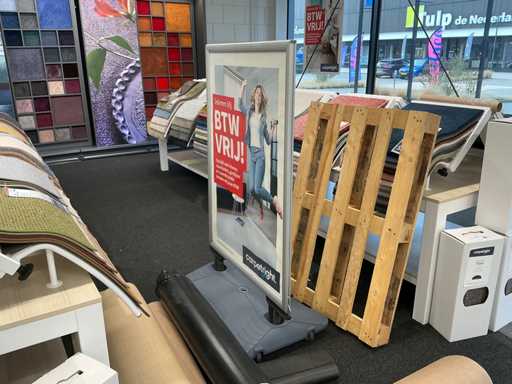 Semn pe trotuar cu 2 steaguri