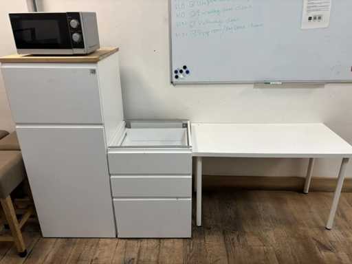 Lodówka z obudow? i sto?em