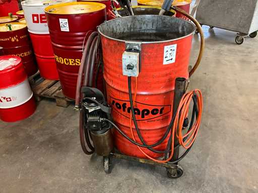 O mul?ime de pompe de ulei ?i butoaie