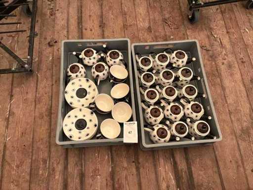 Partij koffietassen, ondertassen en kannetjes