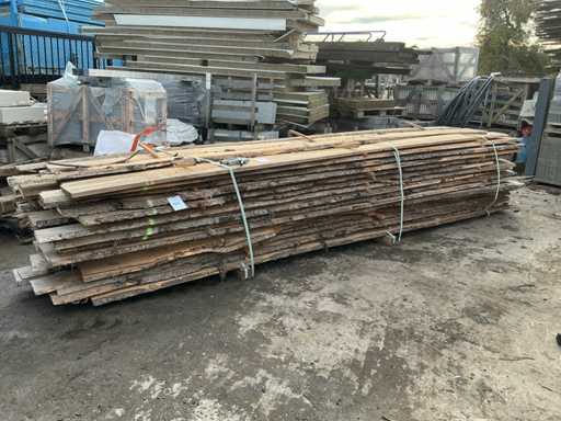 Série de planches de tronc d’arbre sciées