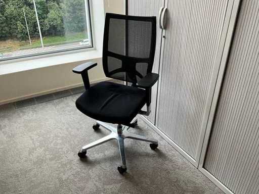 Arte's Ergonomic design office chair (2x)