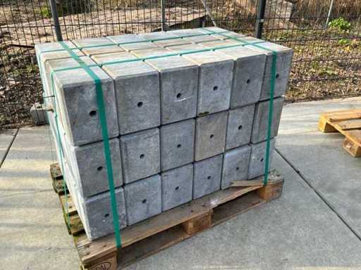 Blausteinsockel 18x24x33 vierseitige Facette (4x)